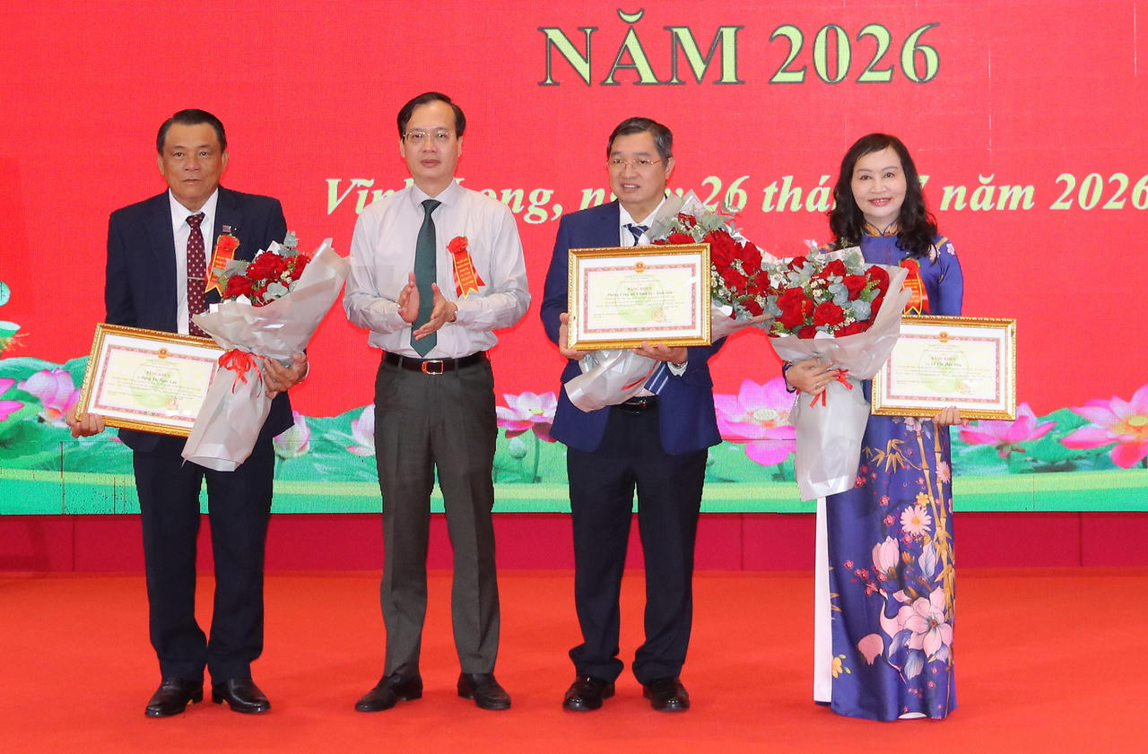 Nhiều tập thể, cá nhân của Trường được tặng Bằng khen của Chủ tịch UBND tỉnh Vĩnh Long vì những thành tích xuất sắc trong phong trào toàn dân bảo đảm an ninh Tổ quốc  (Ảnh: Đình Thương)