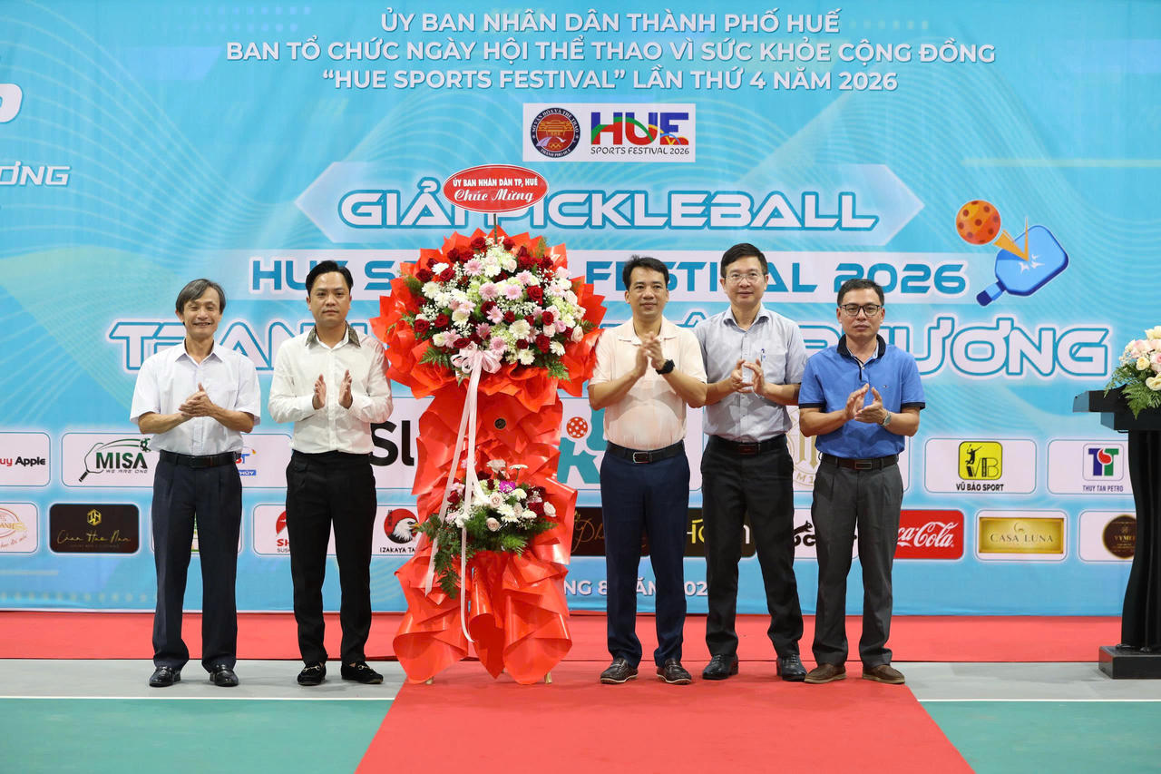 Ông Trần Hữu Thùy Giang (đứng giữa) cho rằng, những vận động viên tham gia giải đấu cũng trở thành những “đại sứ” tự nhiên, góp phần quảng bá hình ảnh Huế thông qua trải nghiệm thể thao, văn hóa và du lịch.