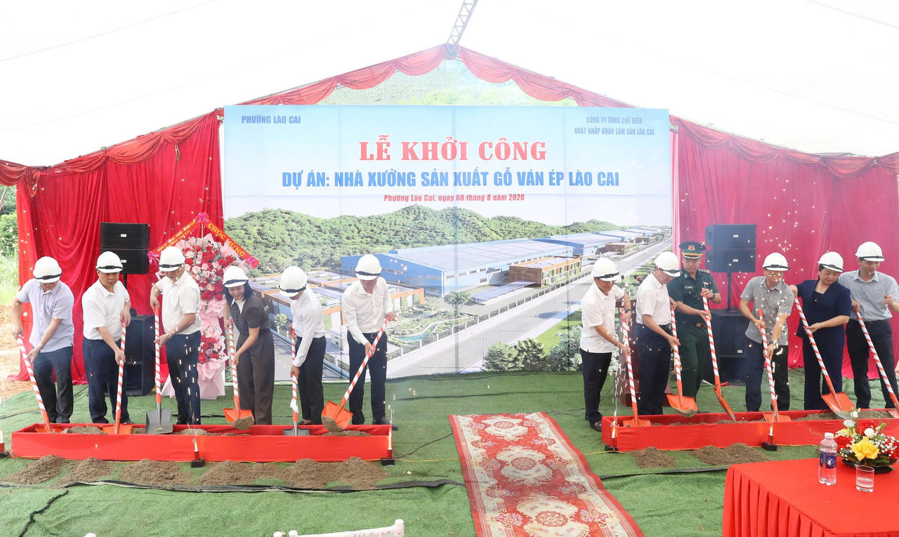 Các đại biểu thực hiện nghi thức khởi công dự án. Ảnh: Nguyễn Hải