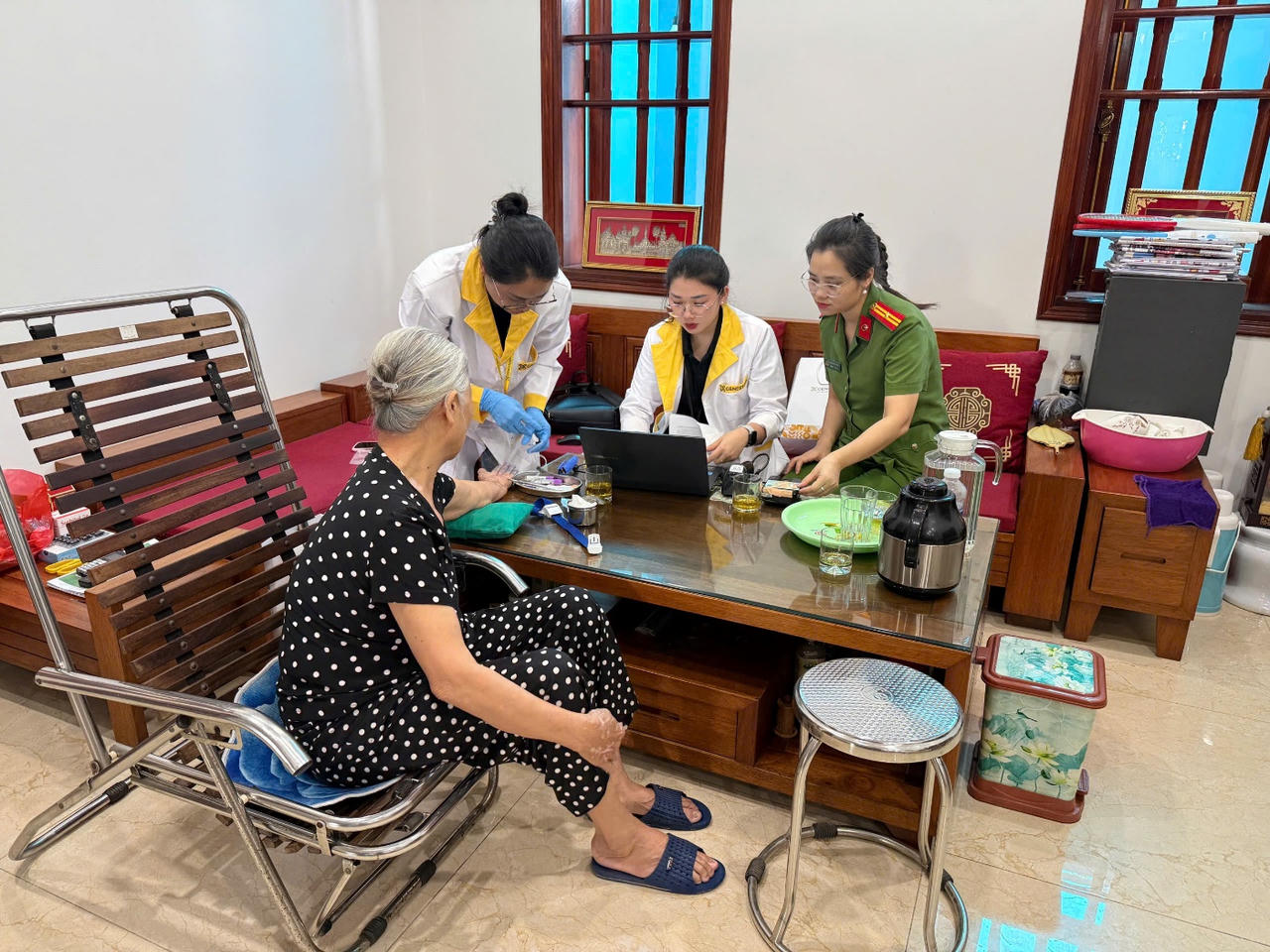Lực lượng Công an tỉnh hỗ trợ, phục vụ thân nhân liệt sĩ thu nhận mẫu ADN (Ảnh: Công an tỉnh Hưng Yên)