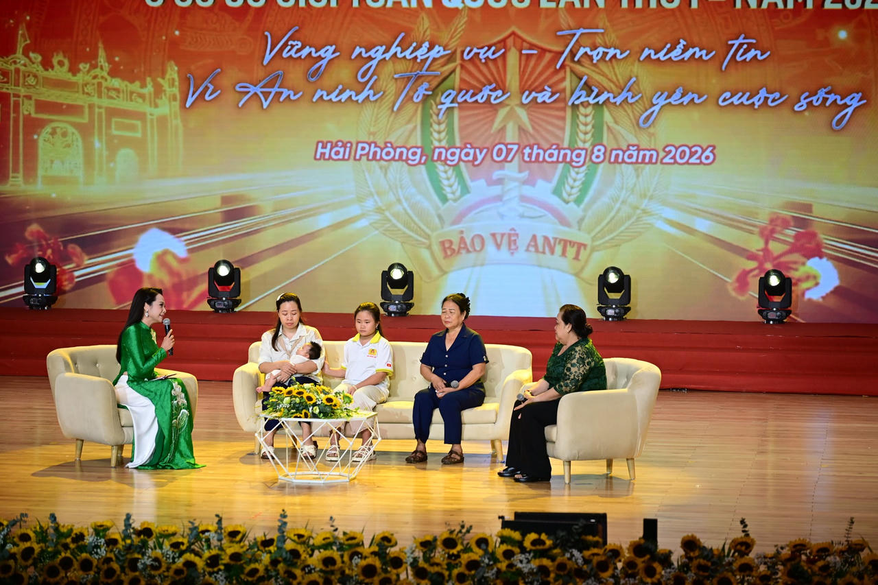 Phần giao lưu với thân nhân các thành viên lực lượng tham gia bảo vệ ANTT ở cơ sở. (Ảnh: Công an HP)