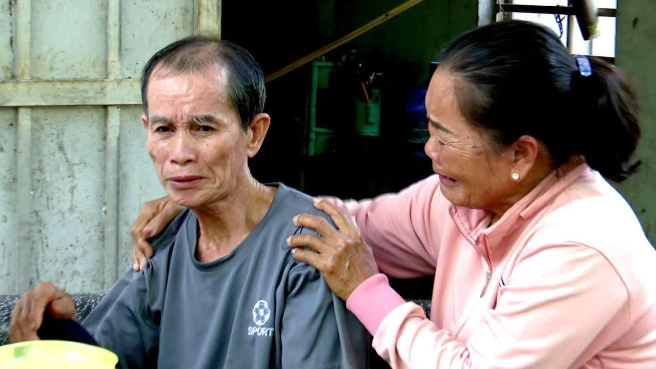 Những giọt nước mắt hạnh phúc khi ông Khỏi tìm được gia đình.