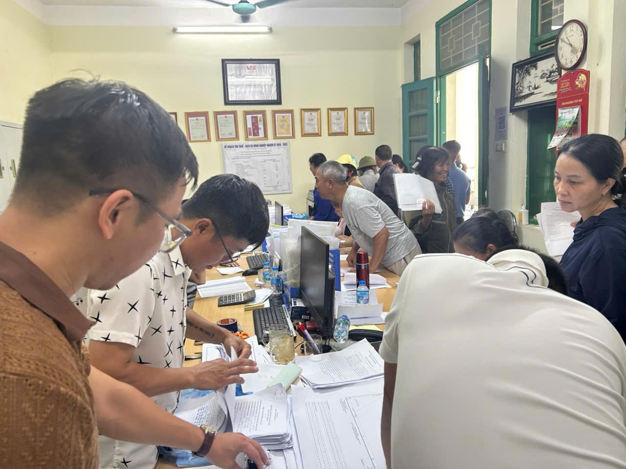Cán bộ tổ công tác hỗ trợ người dân rà soát từng bộ hồ sơ. Những trường hợp thông tin giấy tờ chưa thống nhất với bản đồ phải tiếp tục được kiểm tra, đối chiếu để xác định chính xác thửa đất và chủ sử dụng.