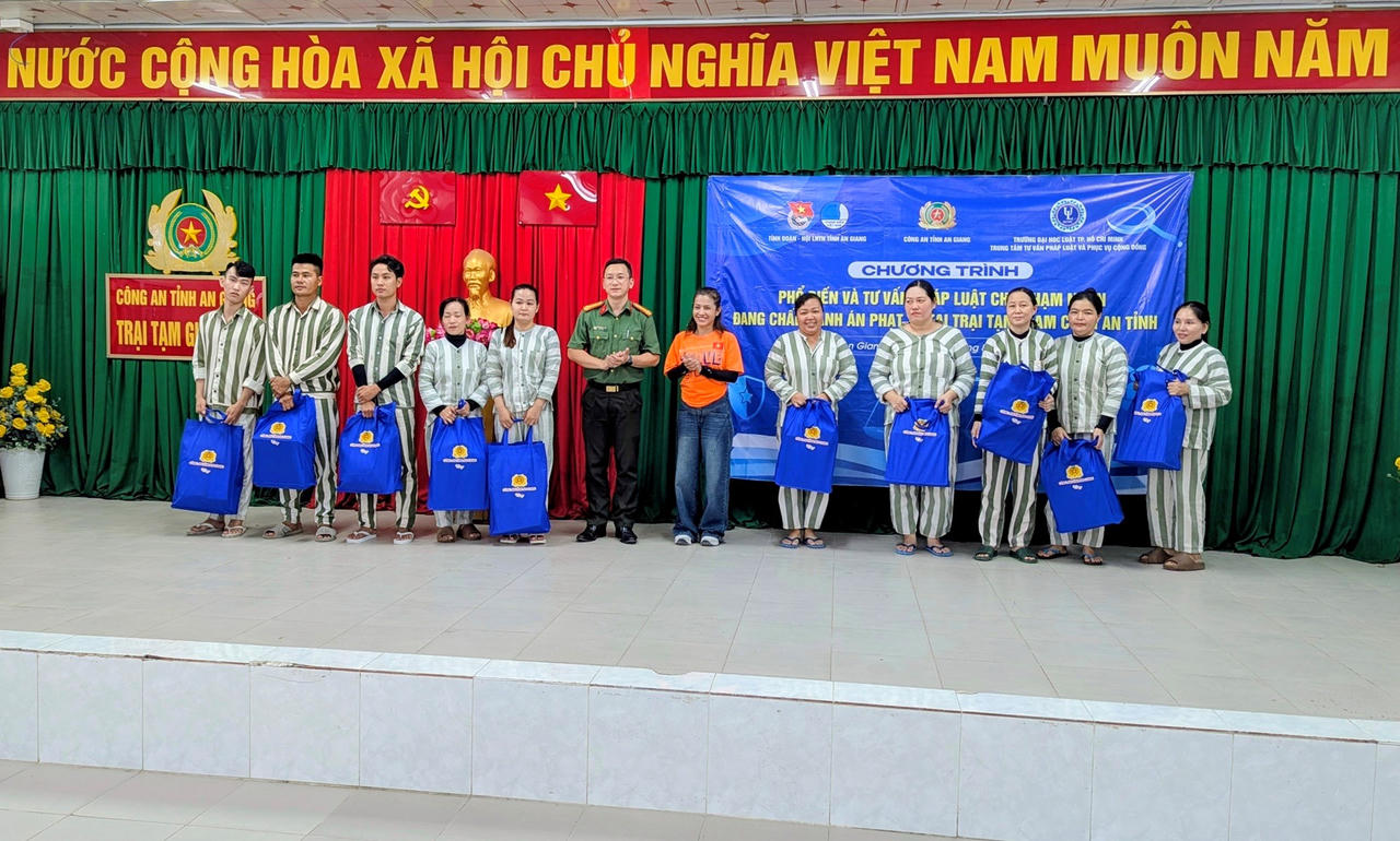 Ban tổ chức tặng quà cho các phạm nhân tại chương trình. Ảnh: Nghiêm Túc