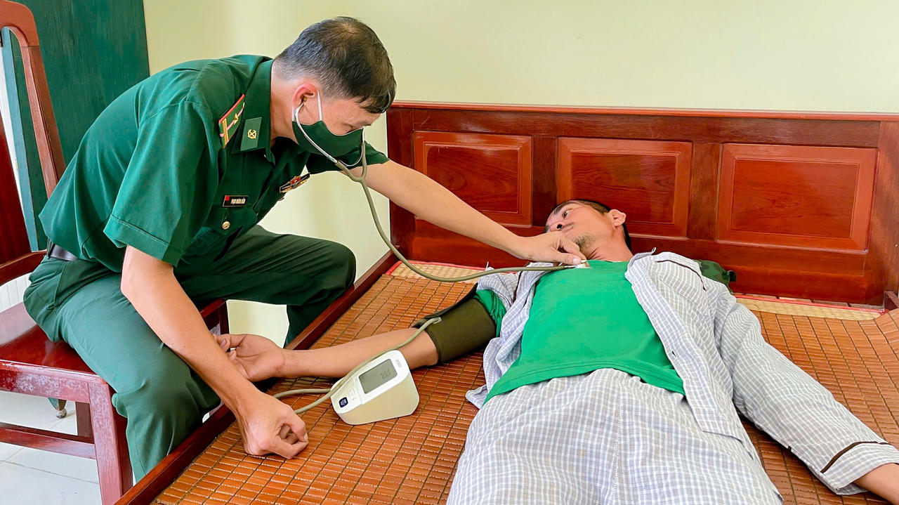 Đồn Biên phòng Trung Bình tiếp nhận ngư dân gặp nạn trên biển