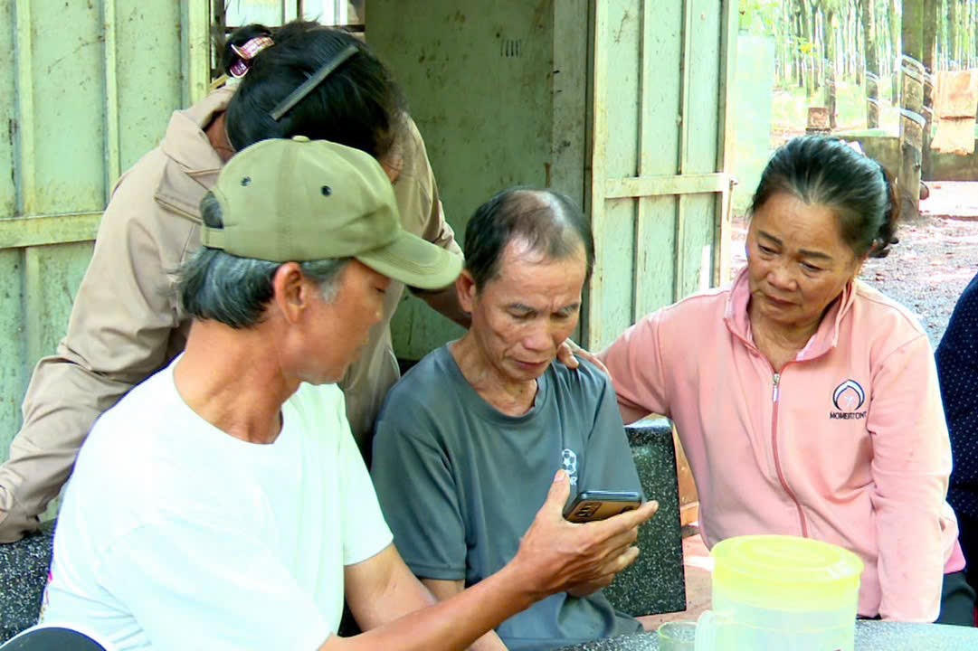 Ông Khỏi và người thân trong giây phút đoàn tụ.