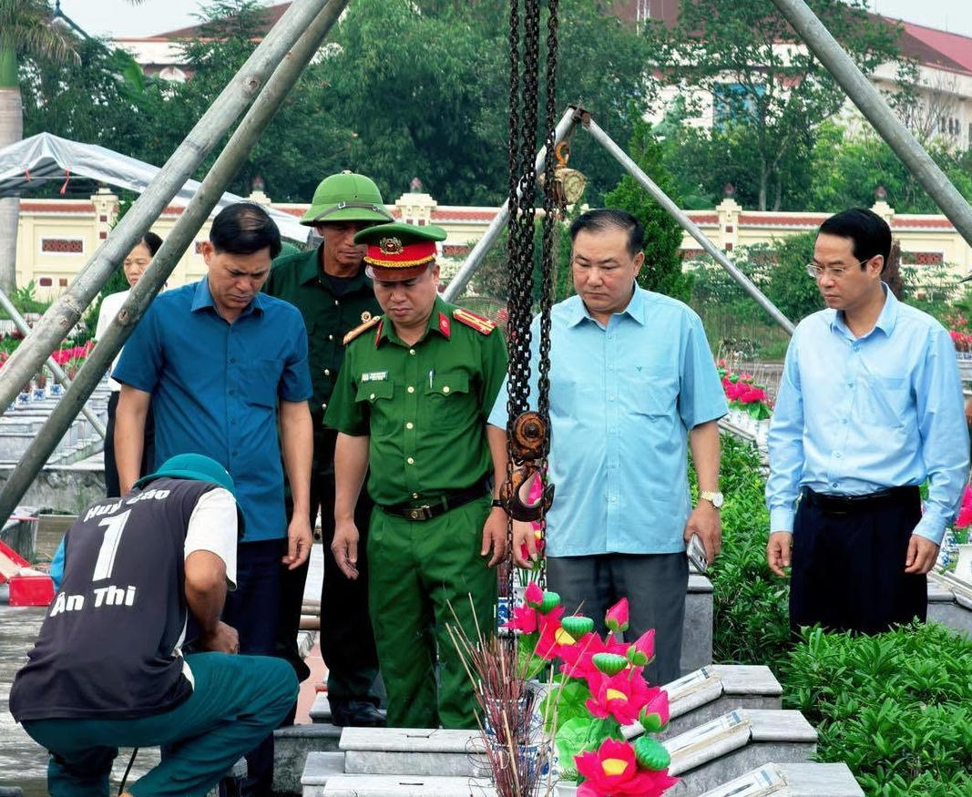 Quá trình khai quật và lấy mẫu được thực hiện thận trọng, trang nghiêm, bảo đảm đúng quy trình, quy định, thể hiện sự tôn kính đối với các liệt sĩ. (Ảnh Cổng TTĐT xã Đông Hưng)