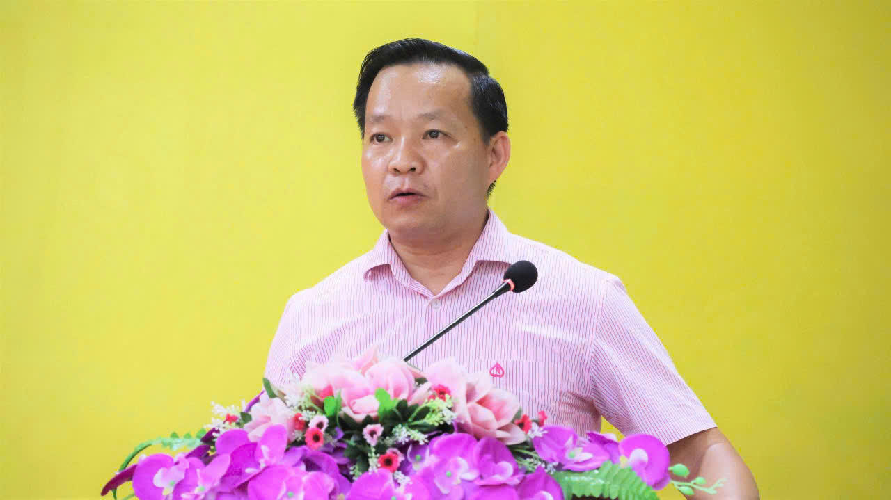 Bí thư chi bộ, Giám đốc NHCSXH Lục Yên, ông Dương Quốc Tuấn phát biểu tại cuộc họp triển khai nhiệm vụ 6 tháng cuối năm 2026.