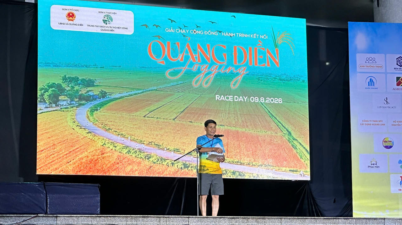 Ông Trần Kìm - Phó Chủ tịch UBND xã Quảng Điền phát biểu khai mạc giải chạy. (Ảnh: Thanh Toàn)
