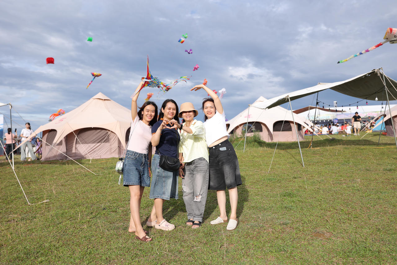 Du khách hào hứng chụp hình check-in trên thảo nguyên
