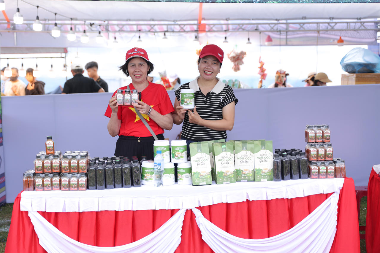 Trong khuôn khổ lễ hội, không gian trưng bày và giới thiệu các sản phẩm OCOP, đặc sản địa phương cùng sản phẩm quà tặng du lịch thu hút đông đảo du khách ghé thăm và mua sắm. Đây là cơ hội vàng để quảng bá hình ảnh địa phương, tạo đòn bẩy kích cầu du lịch và thúc đẩy kinh tế - xã hội cho xã Đặng Thùy Trâm nói riêng và tỉnh Quảng Ngãi nói chung.