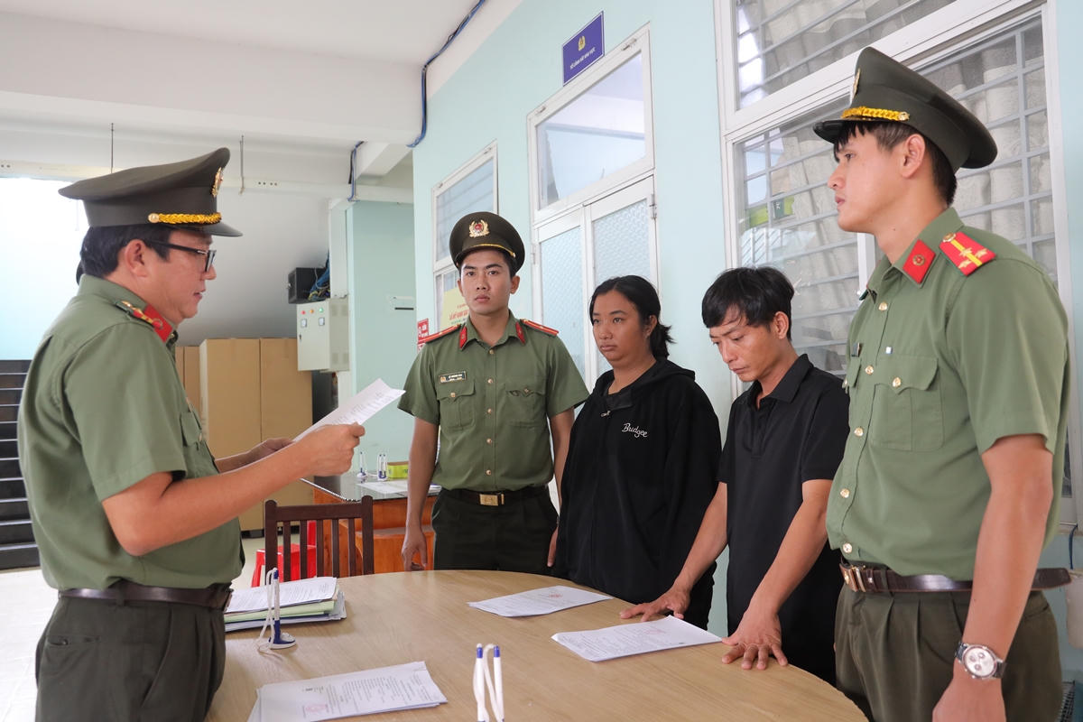 Cơ quan An ninh điều tra, Công an tỉnh Tây Ninh tống đạt lệnh khởi tố 2 bị can Huy và Ánh. Ảnh: Công an cung cấp.