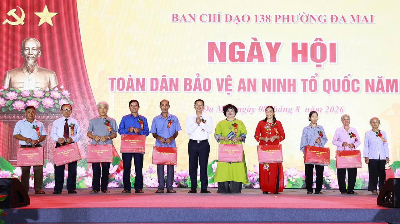 Chủ tịch HĐND tỉnh Nguyễn Việt Oanh trao tặng quà cho 10 gia đình chính sách và cá nhân tiêu biểu trong phong trào Toàn dân bảo vệ an ninh Tổ quốc trên địa bàn phường.(Ảnh CTTĐT Bắc Ninh)