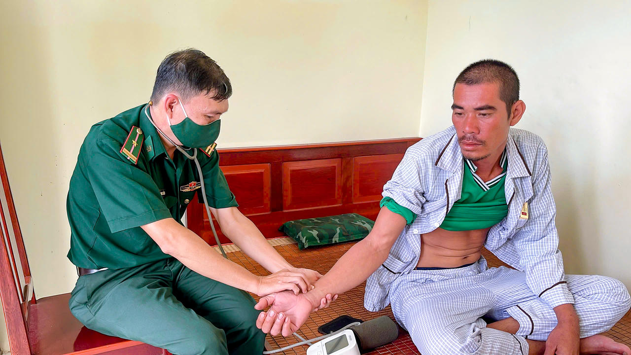 Quân y đồn Biên phòng Trung Bình thăm khám sức khỏe cho ông Lê Văn Ngoan. Ảnh: Văn Long