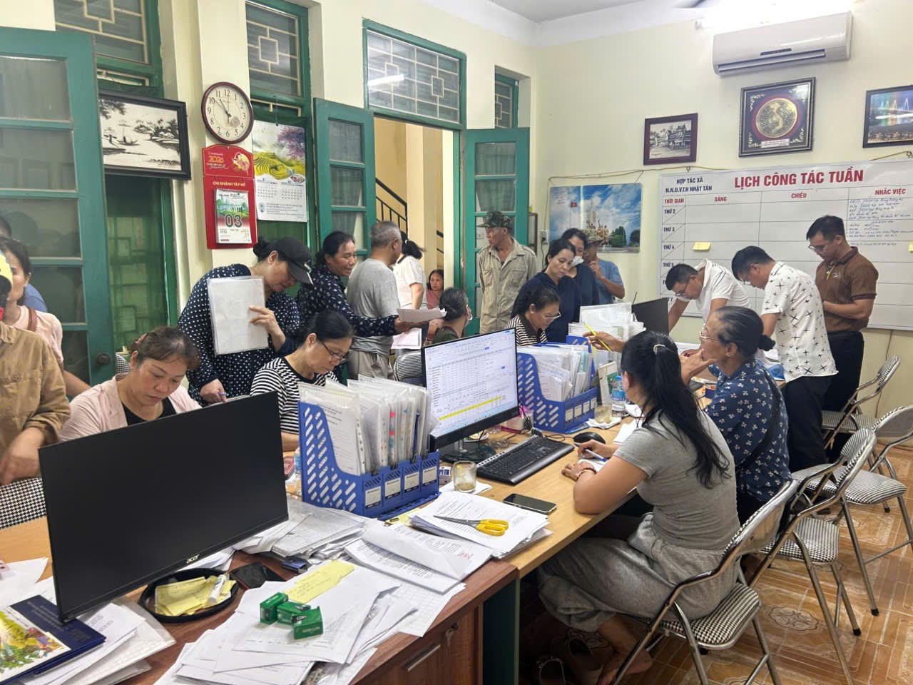 Người dân trực tiếp cung cấp, đối chiếu giấy tờ nhà đất tại điểm hỗ trợ; Tổ công tác và các lực lượng tham gia tiếp nhận tiến hành kiểm tra, rà soát và cập nhật dữ liệu lên hệ thống.
