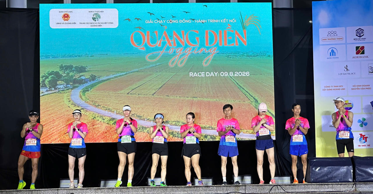 Ban tổ chức và các vận động viên cùng tham gia khởi động. (Ảnh: Thanh Toàn)