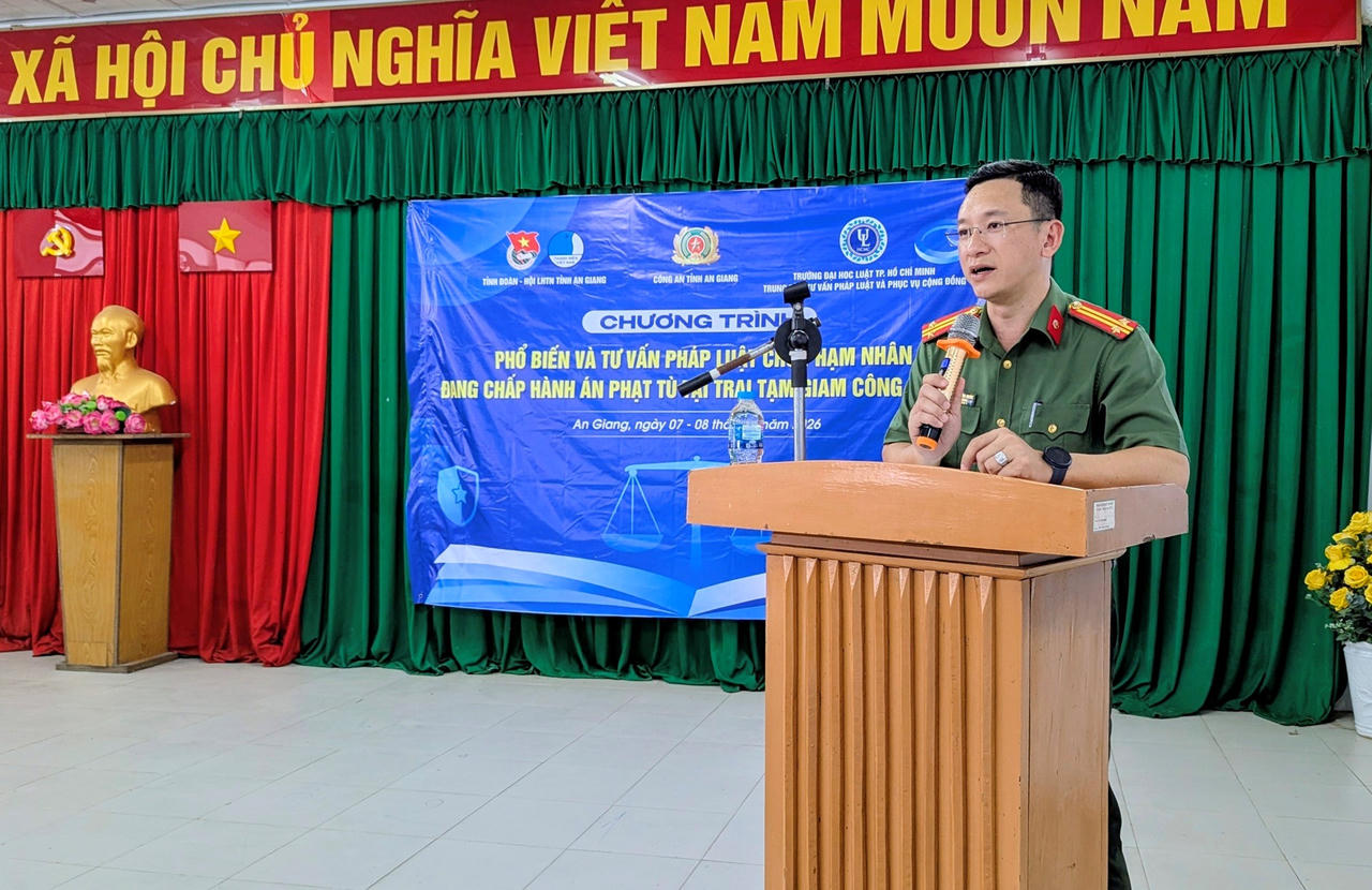 Trung tá Trương Văn Quốc, Trưởng Ban Thanh niên Công an tỉnh phát biểu tại chương trình. Ảnh: Nghiêm Túc