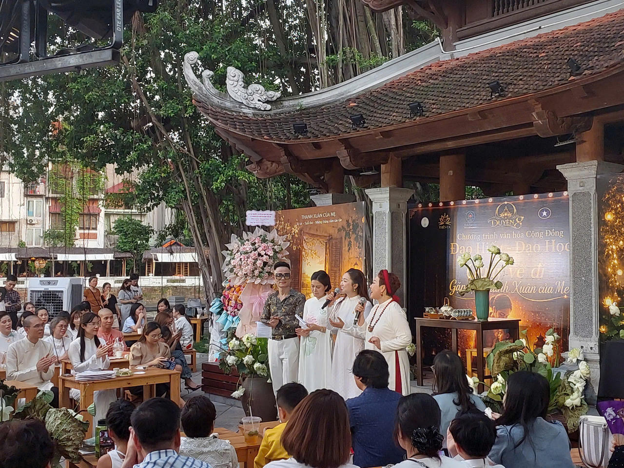  Mùa Vu lan không chỉ là dịp tri ân đấng sinh thành mà còn là lời nhắc mỗi người chậm lại để trở về với gia đình, với cội nguồn (Ảnh: Bảo Châu).