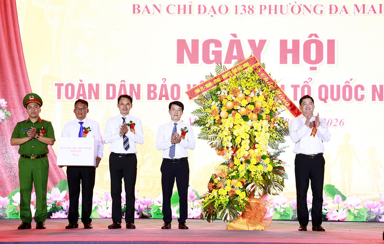 Bí thư Tỉnh ủy Nguyễn Hồng Thái tặng hoa chúc mừng Ngày hội Toàn dân bảo vệ an ninh Tổ quốc năm 2026 phường Đa Mai (Ảnh CTTĐT Bắc Ninh)