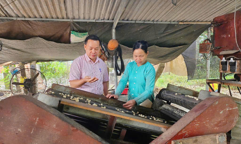 Lãnh đạo và cán bộ NHCSXH Lục Yên gắn bó với cơ sở thôn bản, tận tình hướng dẫn nhân dân sử dụng vốn chính sách phát triển sản xuất kinh doanh.