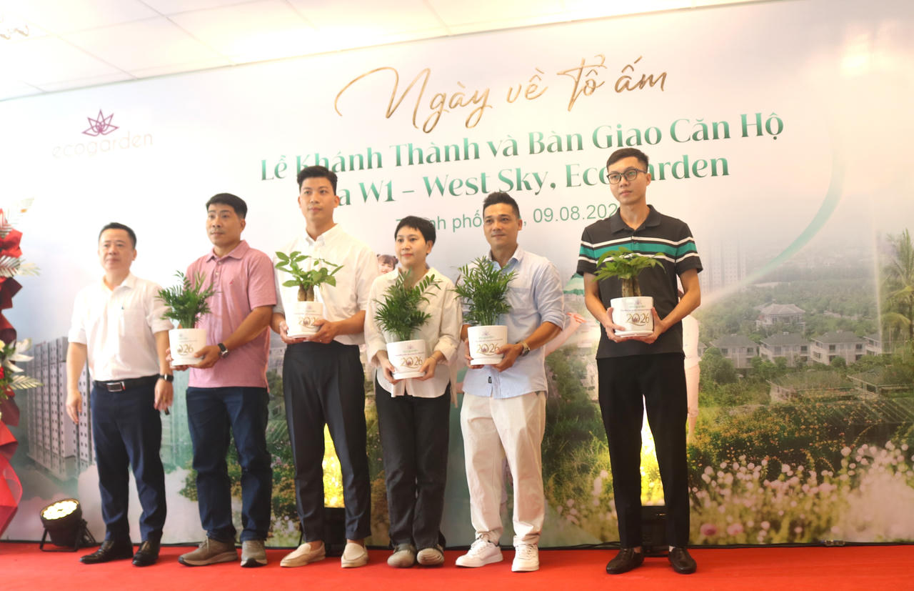 Đại diện chủ đầu tư tặng quà cho các cư dân tòa W1 - West Sky. (Ảnh: T.Nhung)