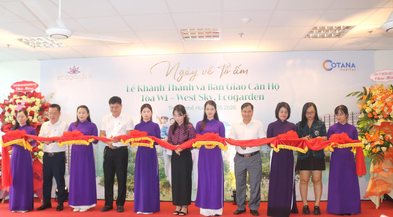 Đại diện chủ đầu tư cùng lãnh đạo Sở Xây dựng, UBND phường Vỹ Dạ cắt băng khánh thành dự án nhà ở xã hội tại Khu đô thị Ecogarden. (Ảnh: T.Nhung)