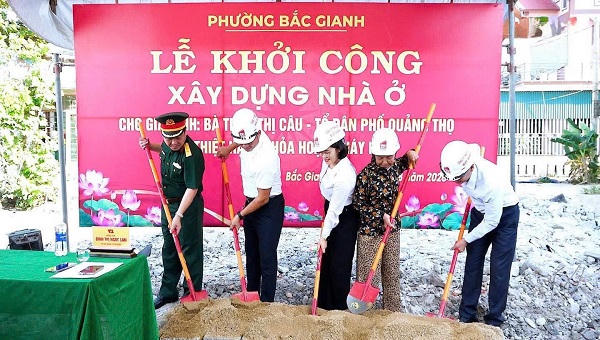Sau 5 ngày hỏa hoạn, cụ bà ở Quảng Trị được hỗ trợ xây nhà mới
