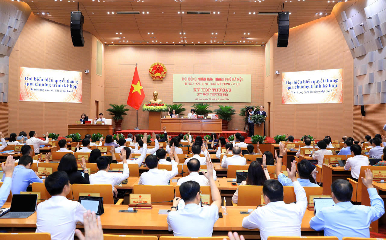 Các đại biểu biểu quyết thông qua chương trình kỳ họp.