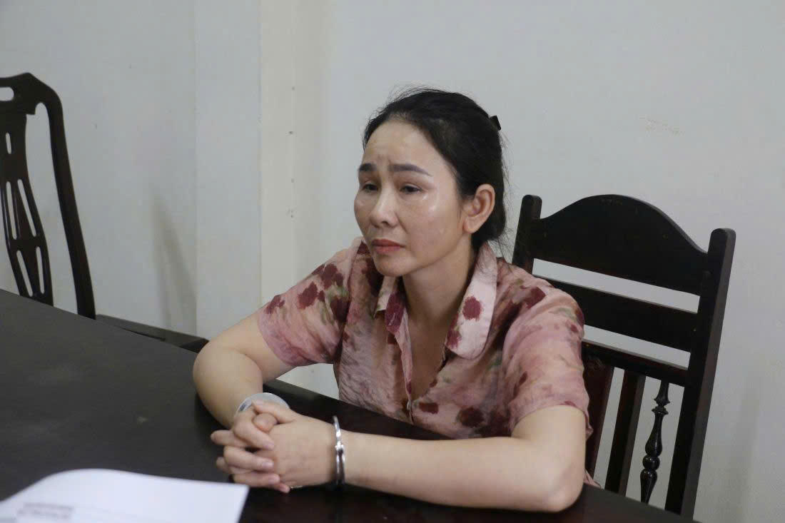 Phạm Thị Hương từng có một tiền án về tội&nbsp;“Tổ chức, môi giới cho người khác trốn đi nước ngoài hoặc ở lại nước ngoài trái phép”&nbsp;và đang trong thời gian hoãn thi hành án (ảnh Công an Nghệ An)