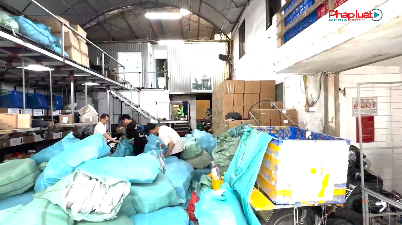 Kho hàng thuốc nam giả bị lực lượng Đội 6, Phòng Cảnh sát kinh tế - Công an TP Hà Nội triệt phá (Tư liệu).