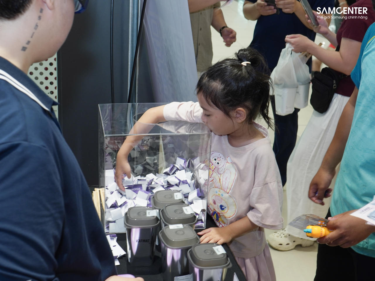 SamCenter Z-Day sôi động trong ngày mở bán thế hệ Galaxy Z mới