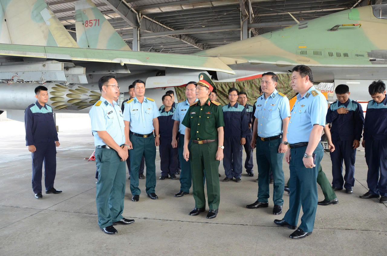 Thượng tướng Phạm Trường Sơn - Phó Tổng Tham mưu trưởng kiểm tra công tác bảo đảm kỹ thuật của các lực lượng máy bay tiêm kích tham gia diễn tập.