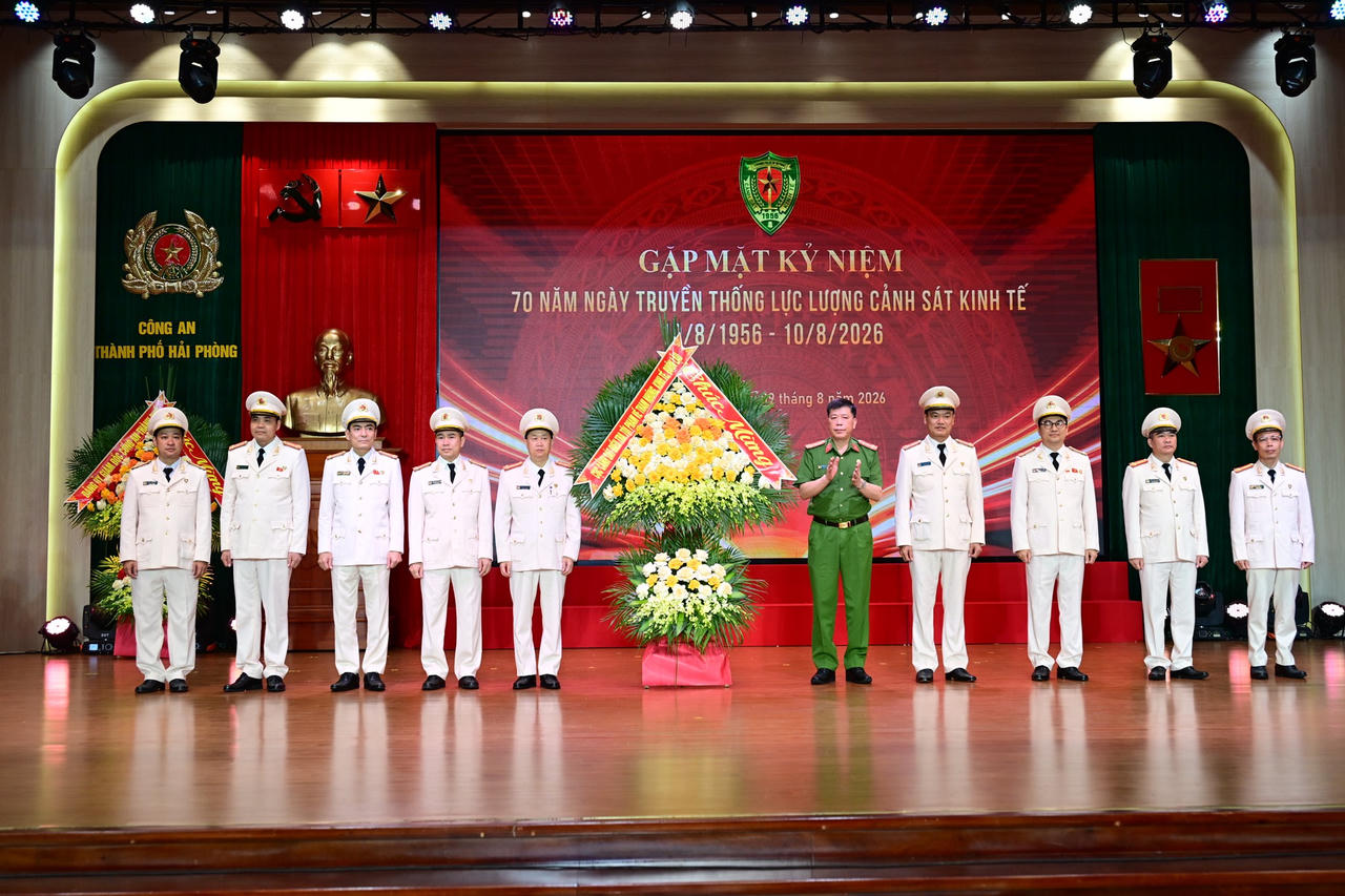 Đại tá Đặng Xuân Quỳnh - Phó Cục trưởng Cục Cảnh sát điều tra tội phạm về tham nhũng, kinh tế, buôn lậu - Bộ Công an tặng hoa chúc mừng lực lượng Cảnh sát kinh tế, CATP Hải Phòng (Ảnh Công an TP)