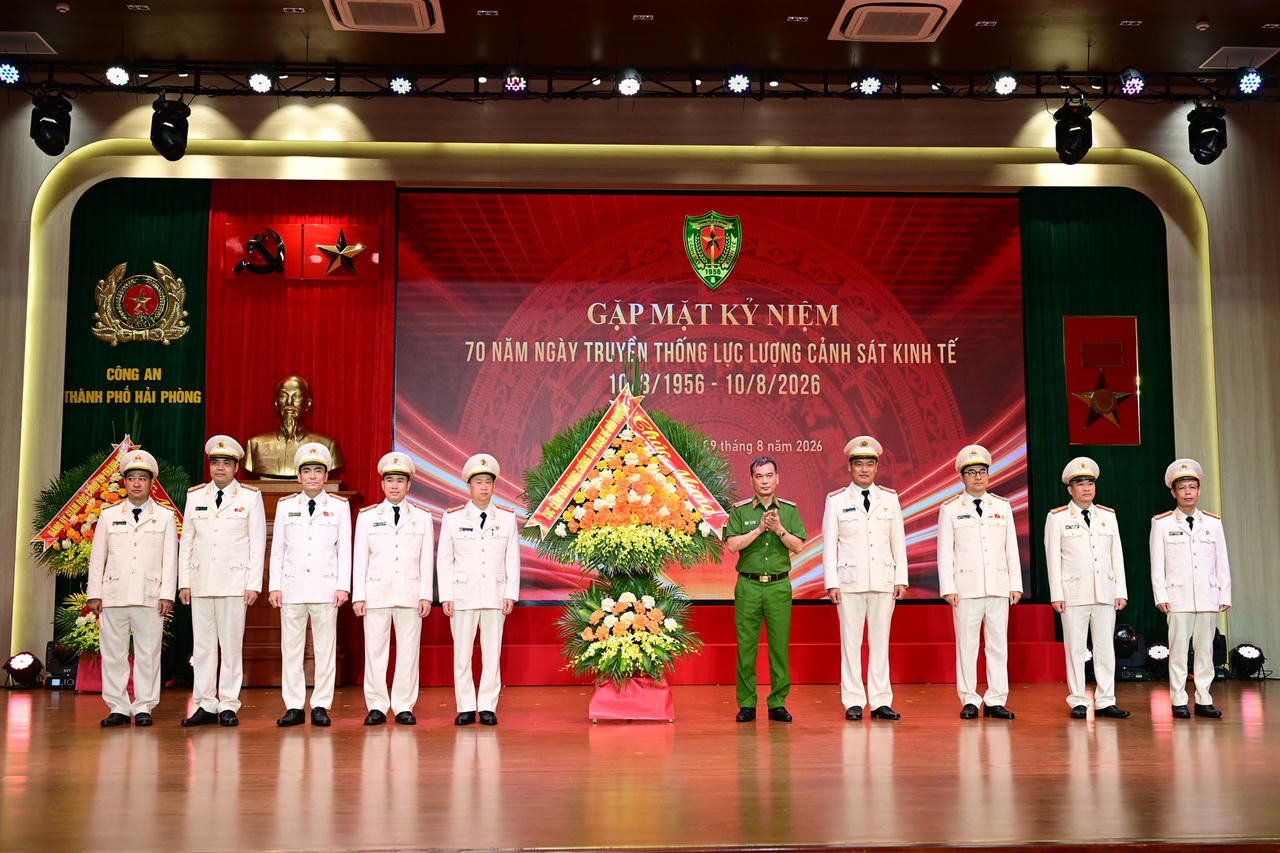 Thiếu tướng Hà Xuân Duy - Phó Cục trưởng Cục Cảnh sát phòng, chống tội phạm về môi trường tặng hoa chúc mừng (Ảnh Công an TP)