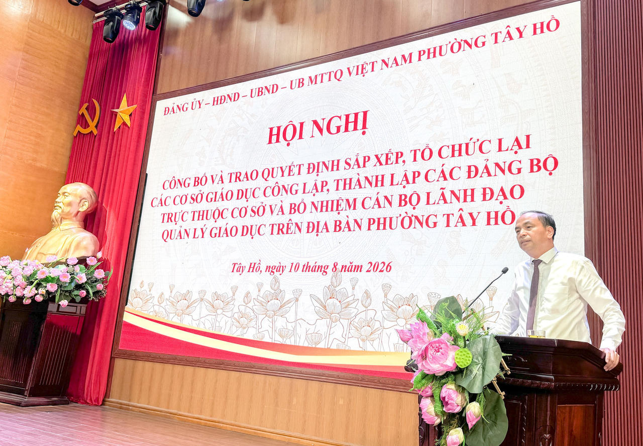 Ông Nguyễn Đình Khuyến, Thành ủy viên, Bí thư Đảng ủy, Chủ tịch HĐND phường phát biểu tại hội nghị. (Ảnh: Ngọc Tú)