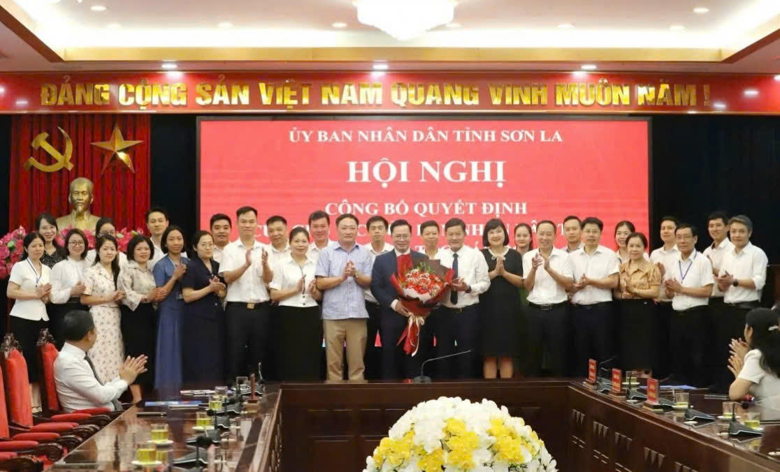Tập thể lãnh đạo, cán bộ Sở Tài chính tặng hoa chúc mừng ông Đinh Trung Dũng (Ảnh: CTV).