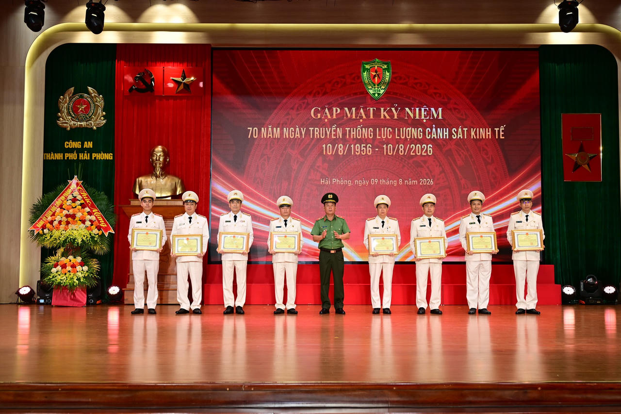 Thiếu tướng Bùi Quang Bình - Ủy viên Ban Thường vụ Thành ủy, Bí thư Đảng ủy, Giám đốc CATP bằng khen của Chủ tịch UBND thành phố Hải Phòng cho các tập thể, cá nhân (Ảnh Công an TP)