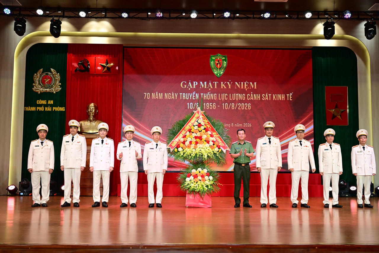 Thiếu tướng Bùi Quang Bình - Ủy viên Ban Thường vụ Thành ủy, Bí thư Đảng ủy, Giám đốc CATP tặng hoa chúc mừng lực lượng Cảnh sát kinh tế, CATP Hải Phòng (ảnh Công an TP)