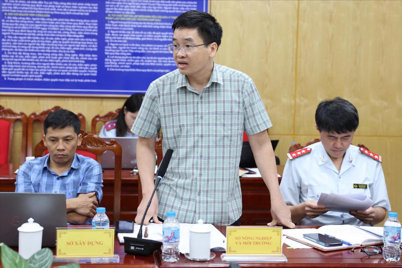 Đại diện các sở, ngành trao đổi, làm rõ nội dung liên quan đến kiến nghị của công dân tại Trụ sở Tiếp công dân tỉnh Lạng Sơn. Ảnh: Thu Hằng