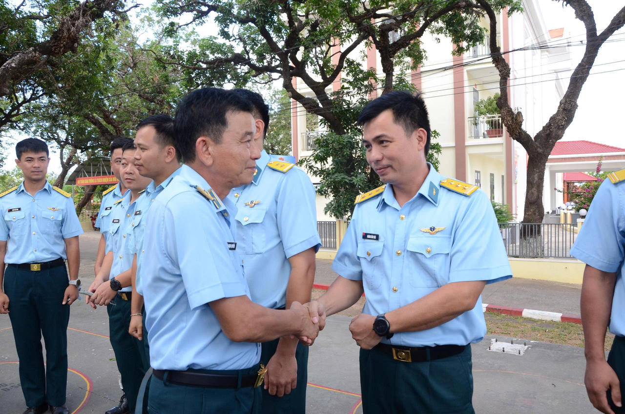 Trung tướng Trần Ngọc Quyến - Chính ủy Quân chủng PK-KQ động viên phi công Trung đoàn 925, Sư đoàn 372 thực hiện nhiệm vụ Diễn tập, bắn ném bom đạn thật.