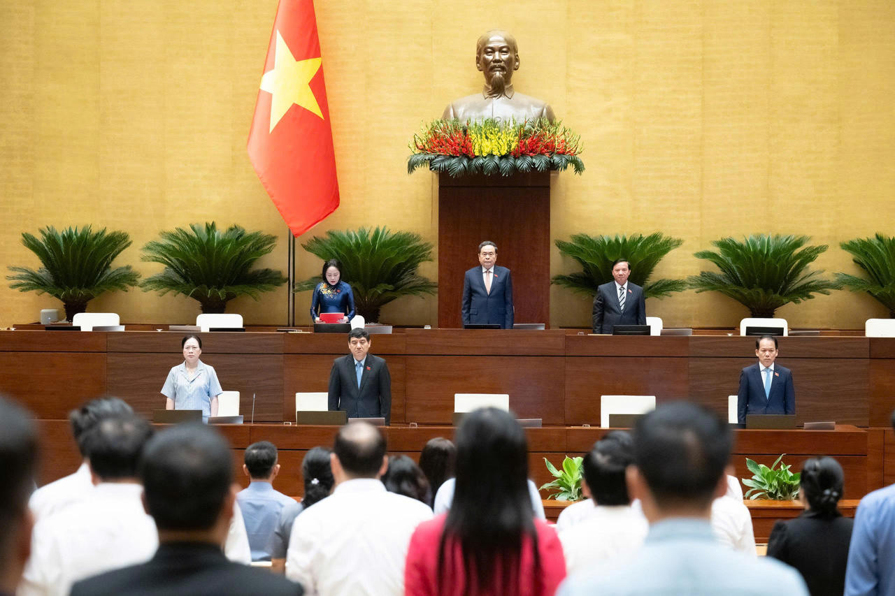 Chủ tịch Quốc hội Trần Thanh Mẫn và các đại biểu Quốc hội dành phút mặc niệm tưởng nhớ Chủ tịch Quốc hội Lào Saysomphone Phomvihane