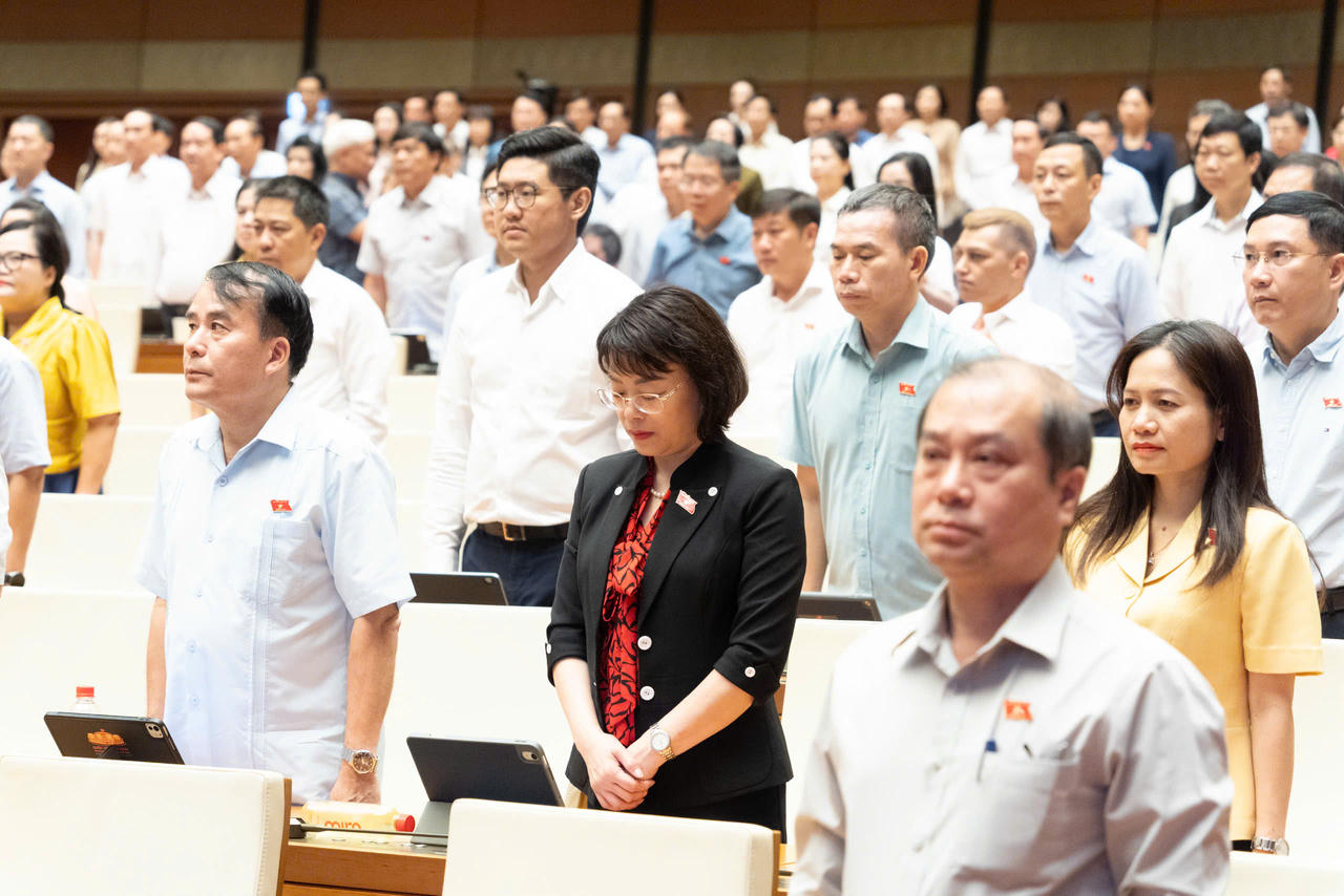 Các đại biểu Quốc hội đã dành một phút mặc niệm tưởng nhớ Chủ tịch Quốc hội Lào Saysomphone Phomvihane