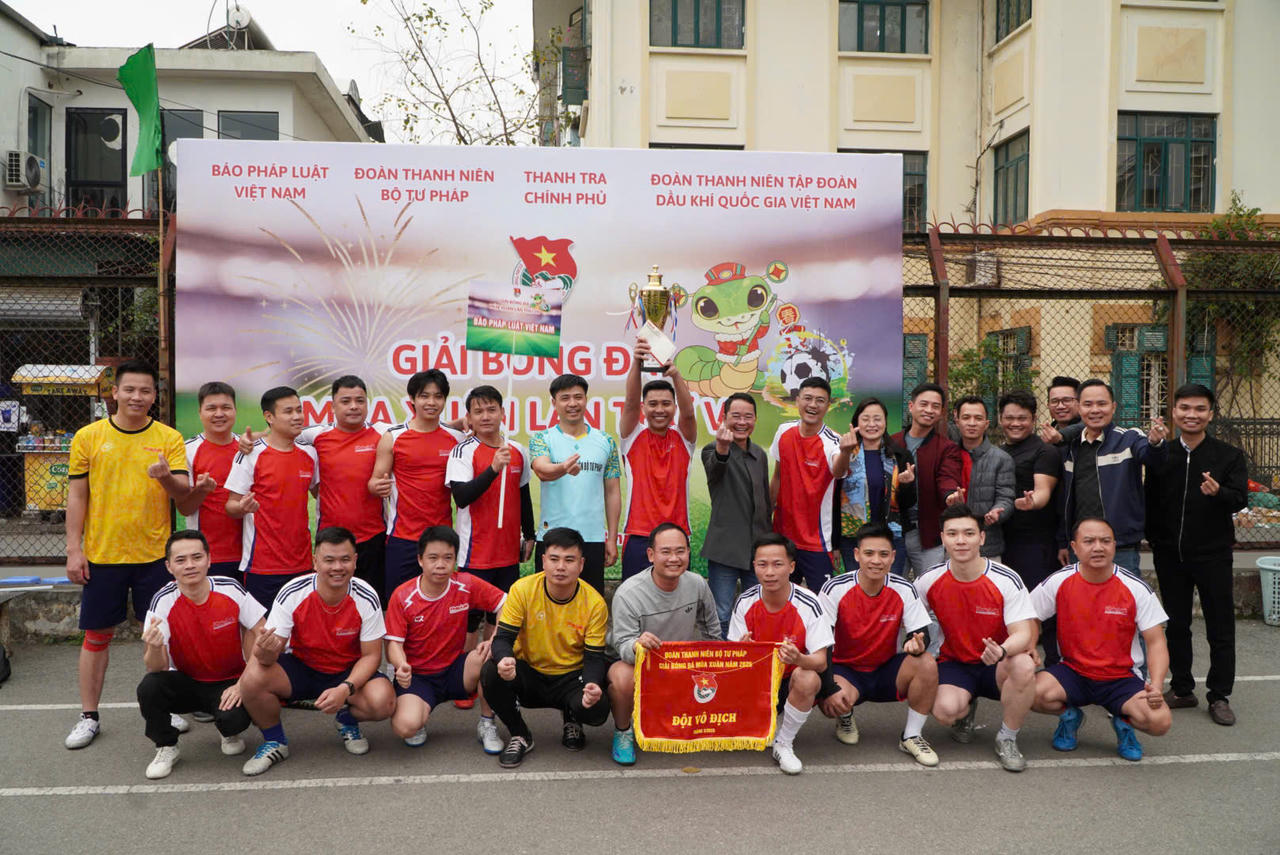 Đội bóng đá Báo PLVN đạt giải vô địch.