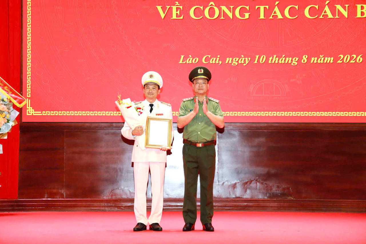 Thượng tướng Phạm Thế Tùng - Thứ trưởng Bộ Công an trao quyết định và tặng hoa chúc mừng Đại tá Trịnh Khắc Cường. (Ảnh: Công an tỉnh Lào Cai)