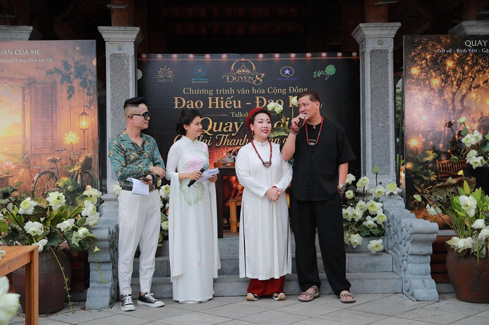 Cựu cầu thủ Quốc gia Nguyễn Mạnh Dũng sát cánh bên vợ là ca sĩ Hiền Anh trong hành trình "Duyên 8" (Ảnh: Minh Phương).
