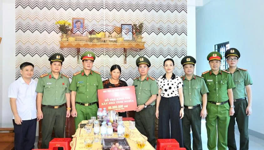 Đại tá, GS, TS Nguyễn Trường Thọ - Phó Giám đốc Học viện An ninh nhân dân trao kinh phí hỗ trợ xây dựng nhà ở cho gia đình liệt sĩ Trần Bá Diệu.