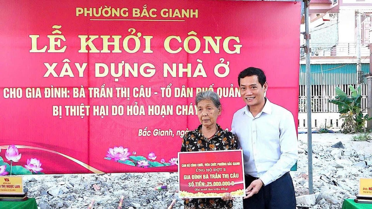Ông Nguyễn Văn Tình, Chủ tịch UBND phường Bắc Gianh trao hỗ trợ cho gia đình bà Trần Thị Câu sau hỏa hoạn. (Ảnh: Ủy ban MTTQ Việt Nam phường Bắc Gianh)