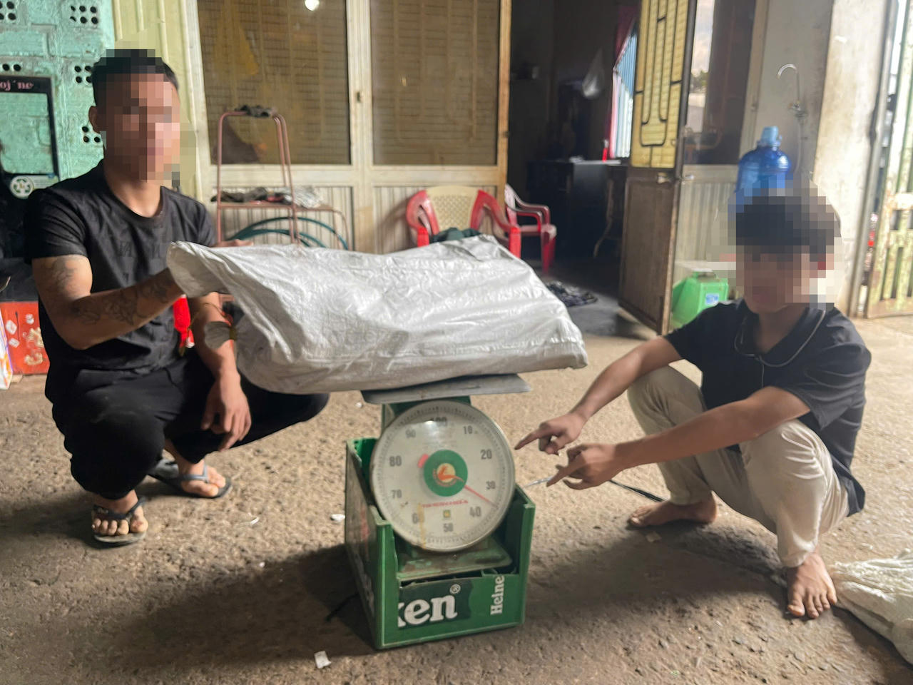 Số cáp sau khi bị cắt trộm được các đối tượng mang bán tại điểm phế liệu được 17,2 triệu đồng.