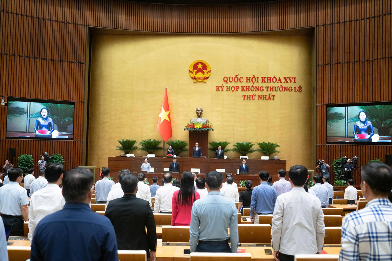 Phó Chủ tịch Quốc hội Nguyễn Thị Thanh điều hành nội dung dành phút mặc niệm Chủ tịch Quốc hội Lào Saysomphone Phomvihane