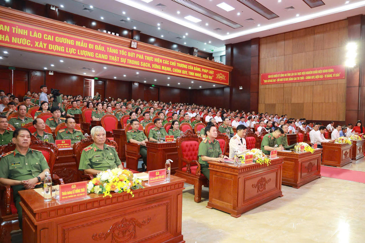 Các đại biểu tham dự buổi lễ (Ảnh: Công an tỉnh Lào Cai)